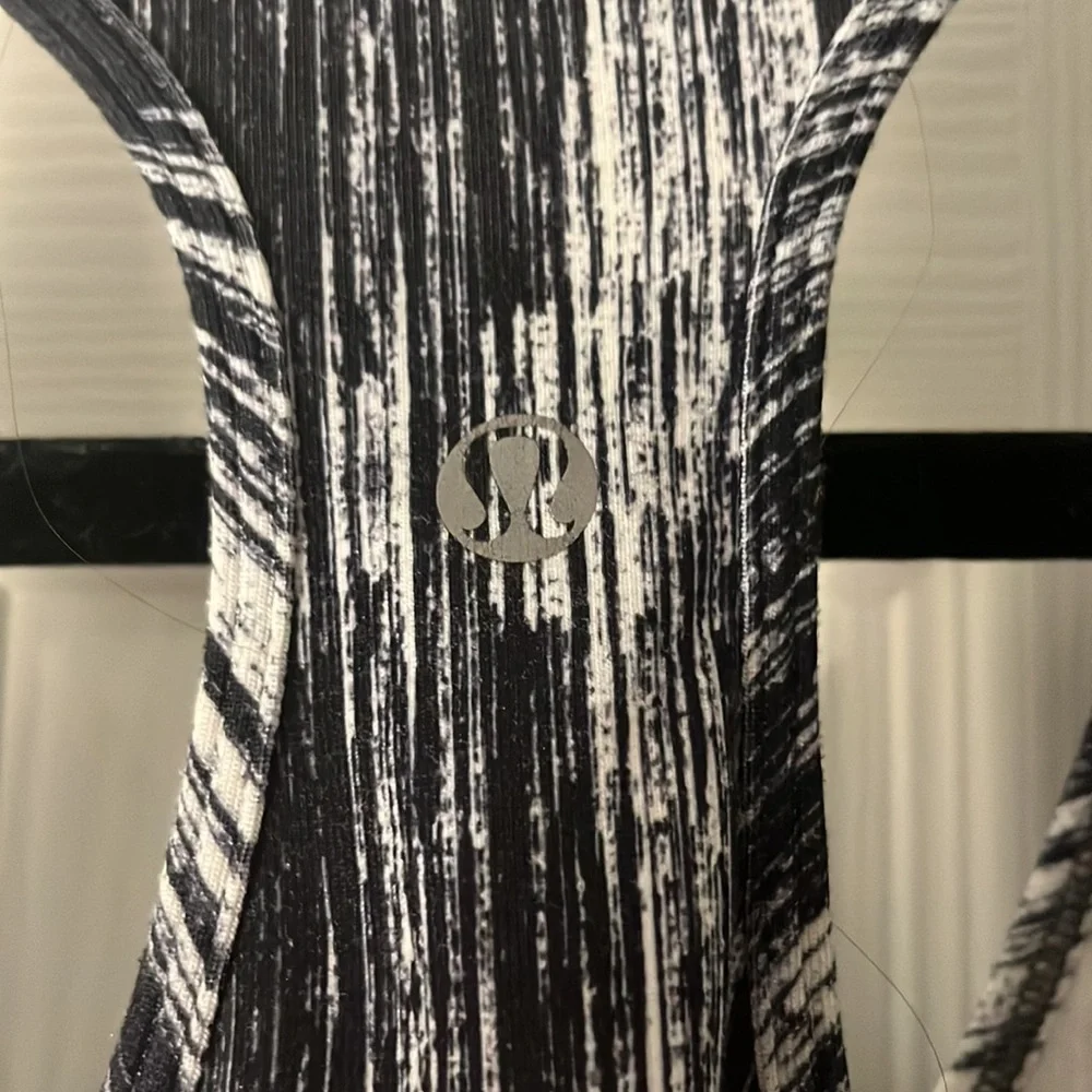 Lululemon Razorback Tank Top - Picture 3 of 3